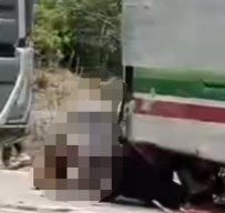 Ngantuk, Pemotor Tabrak Bagian Belakang Bus lalu Terseret