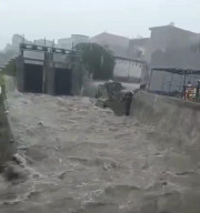 Plengsengan Baru Dibangun Jebol Kena Derasnya Air, Kawasan Simo Hilir Banjir
