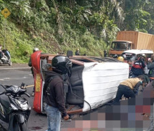 Tadi Pagi, Angkot Hantam 2 Motor hingga Terguling