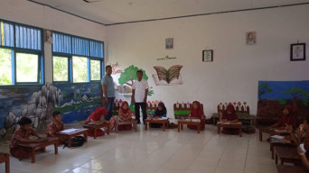 Kekurangan Meja-Kursi, Siswa SDN 193 Simpang Datuk Belajar Lesehan