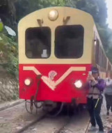 Selfie di Pinggir Rel, Ditabrak Kereta Api