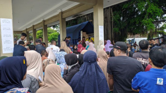 Operasi Pasar Pemkab Diserbu Warga Terdampak Banjir Ponorogo