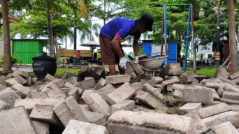Caleg Gagal Nekat Bongkar Paving dan Bangunan Lapak di Madiun