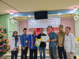 PT. Pelsart Tambang Kencana bersama PWI Kotabaru Bagikan Sembako untuk Dhuafa dan Anak Yatim