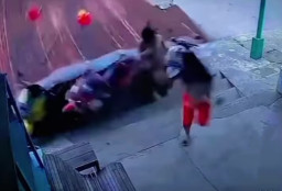 Diterjang Angin, Atap Seng Roboh Nyaris Timpa Pengendara Motor