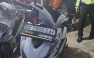 Pelajar Bonceng Tiga  Tersenggol Truk, 1 Orang