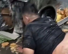 Mabuk, Pemotor Tabrak Lapak  Mie Balap di Medan