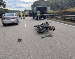 Salip Truk, Pemotor Tewas Tabrak Pembatas Jalan