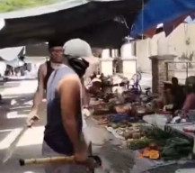 Sekelompok Pria Bergolok Acungkan Senjata di Pasar