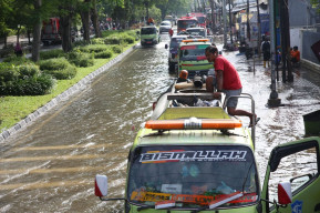 BMKG Sebut Pasang Air Laut Sebabkan Banjir di Surabaya Lama Surut