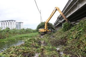 Bukan Kewenangan, Pemkot Surabaya Nekat Bersihkan Kali Perbatasan Demi Warga Tidak Banjir