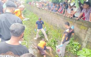 Geger Jasad Pria Ditemukan Tertindih Motor di Saluran Irigasi