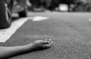 Kawasaki Ninja Hantam Tiang Telepon di Jalan Mahendradatta, Pengendara Tewas dengan Cedera Kepala