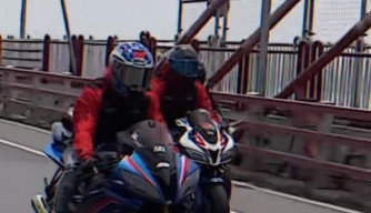 Klub Motor Sport Ugal-ugalan Lintasi Jalur Mobil di Suramadu