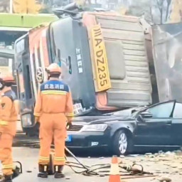 Dump Truck Tindih Minibus, 2 Orang Tewas