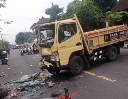  Dua Truk Adu Banteng sampai Terguling, 4 Orang Jadi Korban