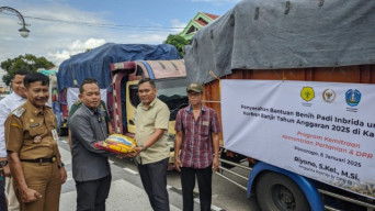 Peduli Petani Terdampak Banjir Ponorogo, Anggota DPR-RI Riyono Beri Bantuan