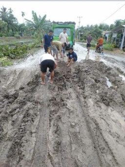 Jalan Provinsi yang Berlubang Parah di Desa Lambur 2 Tanjabtim, Berubah Jadi 'Danau'