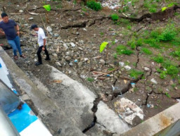 Baru Seminggu Selesai Dikerjakan, Jembatan Mungkung Sudah Retak Parah, Warga Berharap Dibongkar