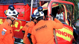 Dua Truk Tabrakan, Tim SAR Dikerahkan, Dua Korban Terjepit dan Satu Meninggal