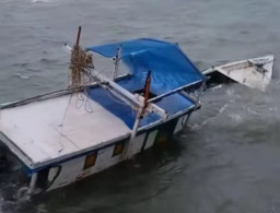 Cuaca Ekstrem, Perahu Nelayan di Desa Lontar Utara Karam di Dermaga