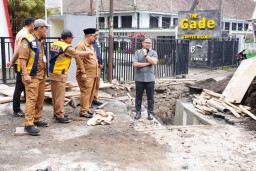 Pj Wali Kota Batu Bersama Kadis PUPR Turun Ke lapangan Tinjau Pekerjaan Drainase di Jalan Kartini