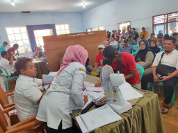 Terima Sertifikat PTSL, Warga Desa Mancilan Jombang Bahagia