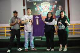 Pj Wali Kota Kediri Zanariah, Serahkan Hadiah Kompetisi Basket Walikota Cup 2024