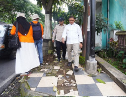 Pj. Wali Kota Batu Tinjau Pedestrian yang Rusak di Jalan Trunojoyo Agar Segera Diperbaiki