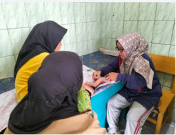 PMR MTs Negeri 7 Bungo Sigap Tangani Siswa Terluka