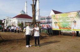 Turunkan Suhu, Pj Wali Kota dan Wali Kota Madiun Terpilih Kompak Tanam Pohon