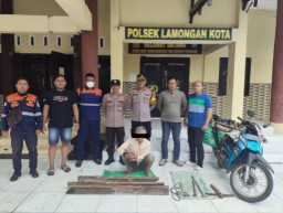 Pria Asal Bojonegoro Ditangkap Kepolisian Lamongan usai Mencuri Lonjoran Besi Rel KA