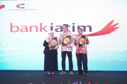 Bank Jatim Menuai Gelar di Ajang IHCBA dan IPRA 2025