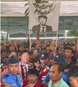 Diantar Pulang Ratusan Suporter, Shin Tae-yong Terharu