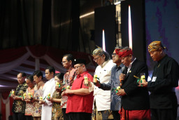 Ribuan Jemaat Kristiani Ikuti Perayaan Natal di Balai Kota, Wali Kota Eri: Wujud Kerukunan