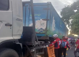 Diduga Mabuk, Pemotor Tewas Tabrak Truk Tronton di Mojokerto