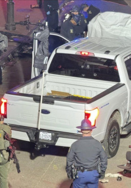 Teror Truk yang Bunuh 15 Orang di AS, Polisi Yakin Pelaku Tak Sendirian