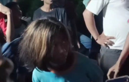 Wanita Berambut Pirang Kepergok Curi Honda Beat