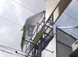 Pria Tersengat Listrik Tegangan Tinggi saat Pasang Billboard di Bogor