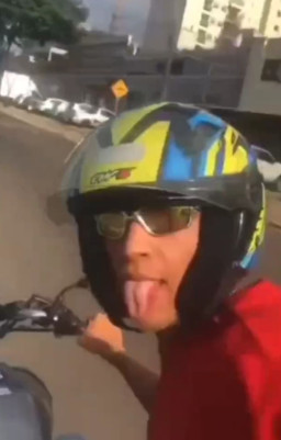 Merekam Diri sambil Kendarai Motor, Pemuda Ini Tewas Tabrak Tiang