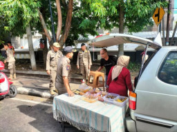 Satpol PP Lamongan Tertibkan PKL yang Jualan di Bahu Jalan