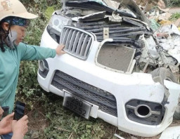 Tabrak Lubang, Mobil Mewah Lawan Arus, Tabrakan Tak Terelakkan