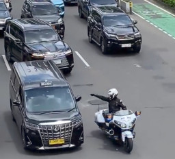 Viral! Anggota Patwal Mobil Pejabat Plat RI 36 Nunjuk-Nunjuk Pengemudi Taksi