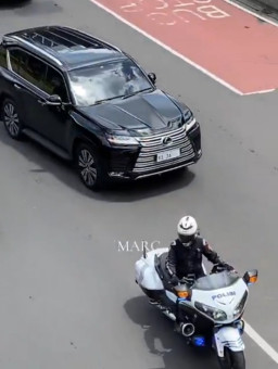 Pejabat Siapa yang Berada di Dalam Mobil Berplat RI 36?
