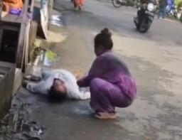 Dua Wanita Diduga Mabuk Terkapar di Pasar Sudimampir