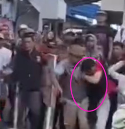 Sering Memalak Sopir Angkot, Preman Dihajar Warga