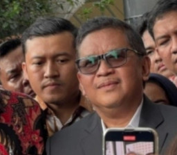 Diperiksa 3,5 Jam, Hasto Tersenyum Tak Ditahan KPK