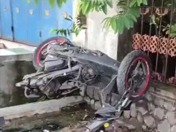 Truk Langgar Marka Jalan, Tabrak Mobil dan Motor, 1 Tewas di Kediri