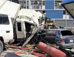 Rem Blong, Truk Tabrak Bus lalu Kecelakaan Beruntun Tak Terhindarkan