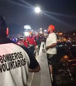 Mabuk, Pria Ini Nekad Lompat dari Atas Jembatan